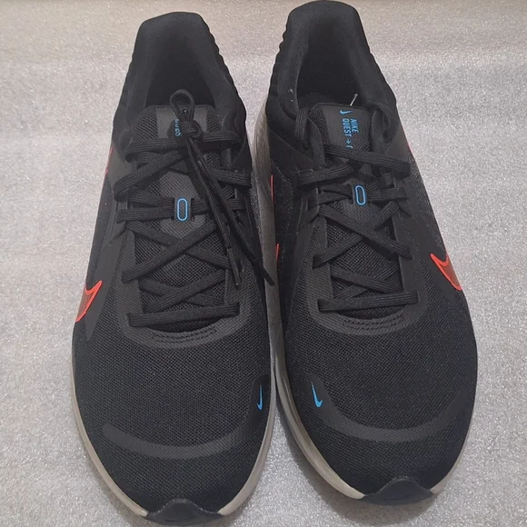 NWOT Nike Quest 5 Men's Sneakers - Picture 2 of 5